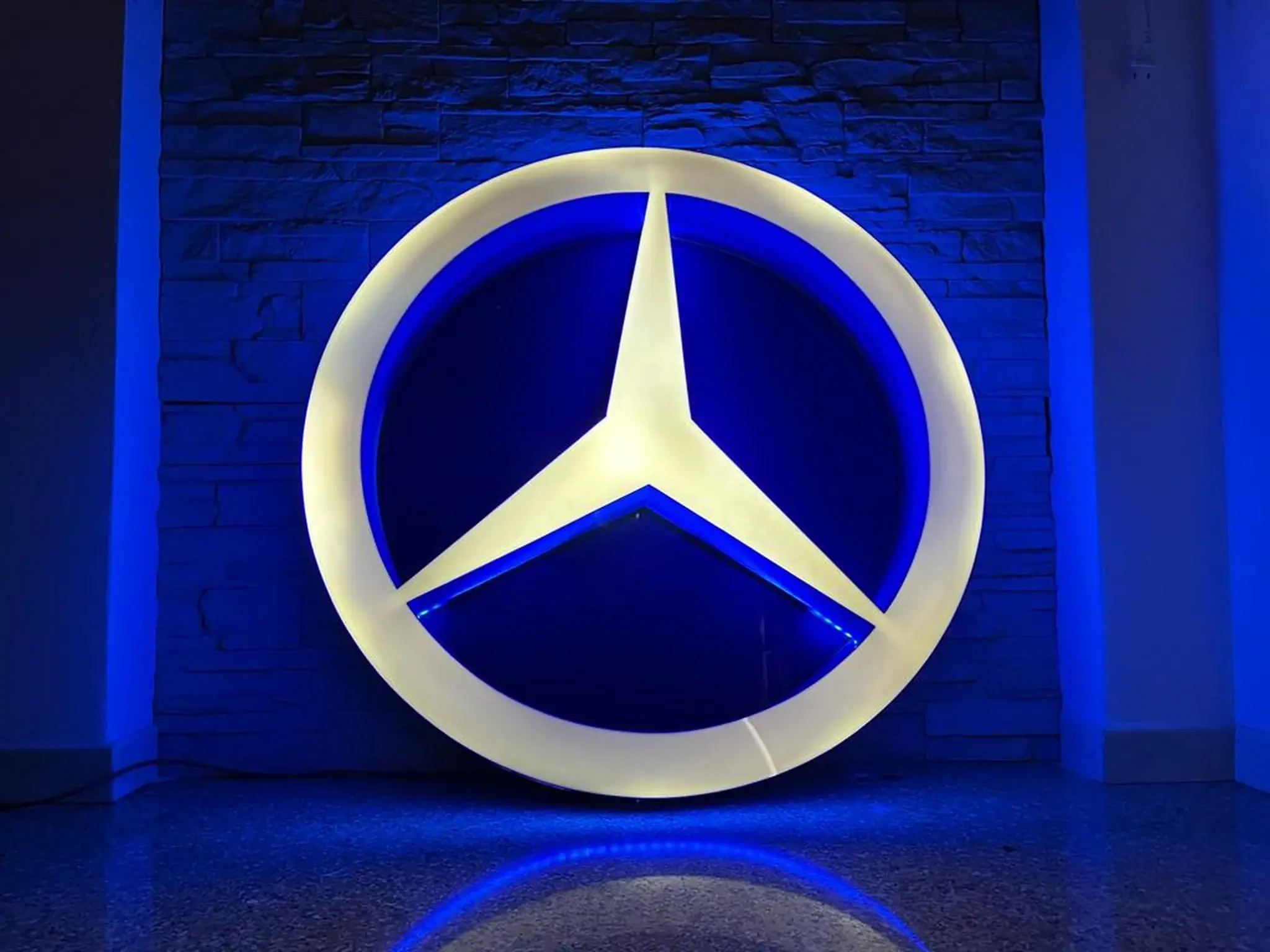 MP: Illuminated Mercedes-Benz Sign | PCARMARKET