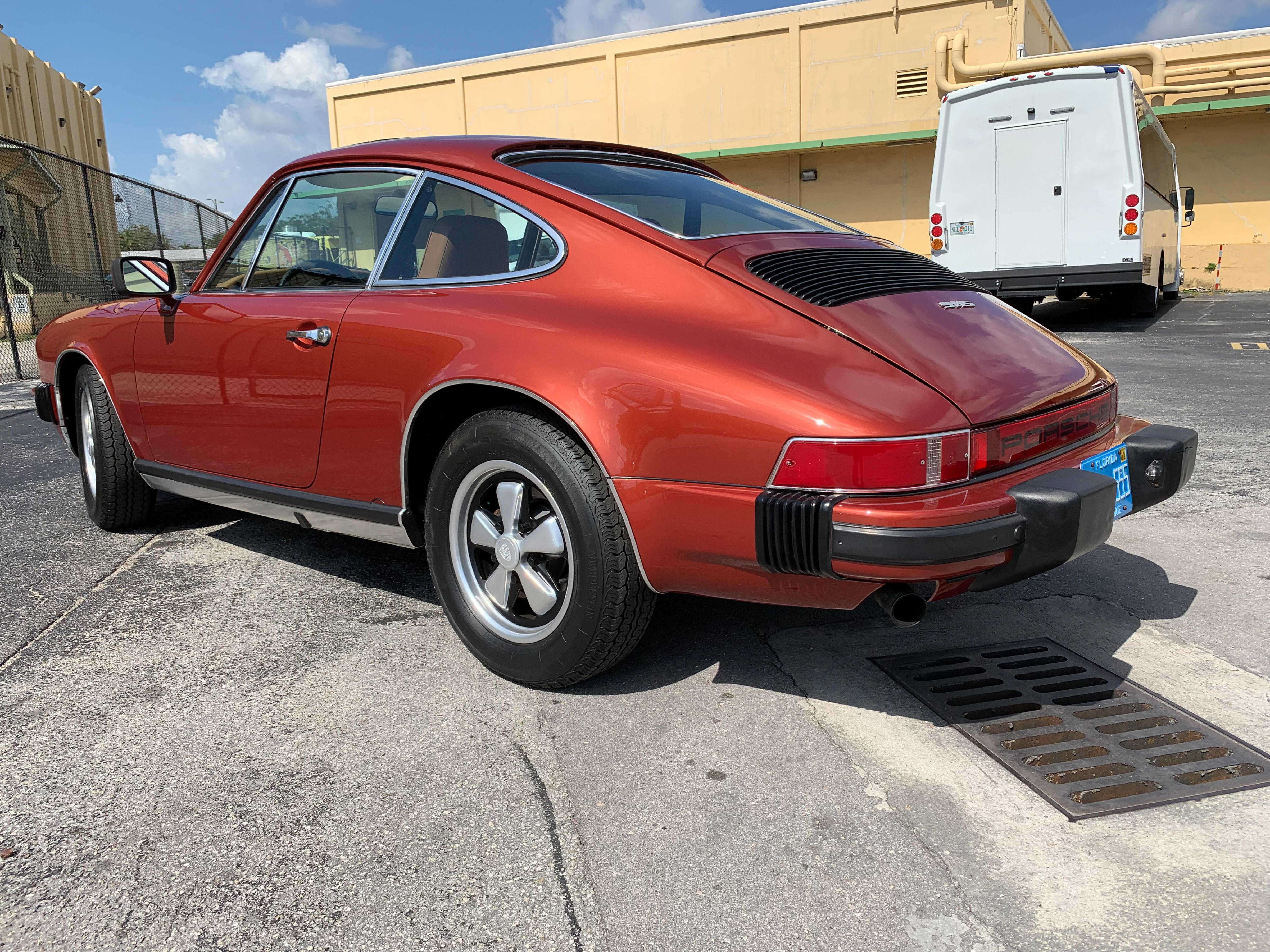 ポルシェ　PORSCHE 1976 Porsche 911 Carrera 2.7 - Custom Market - CLASSIC.COM