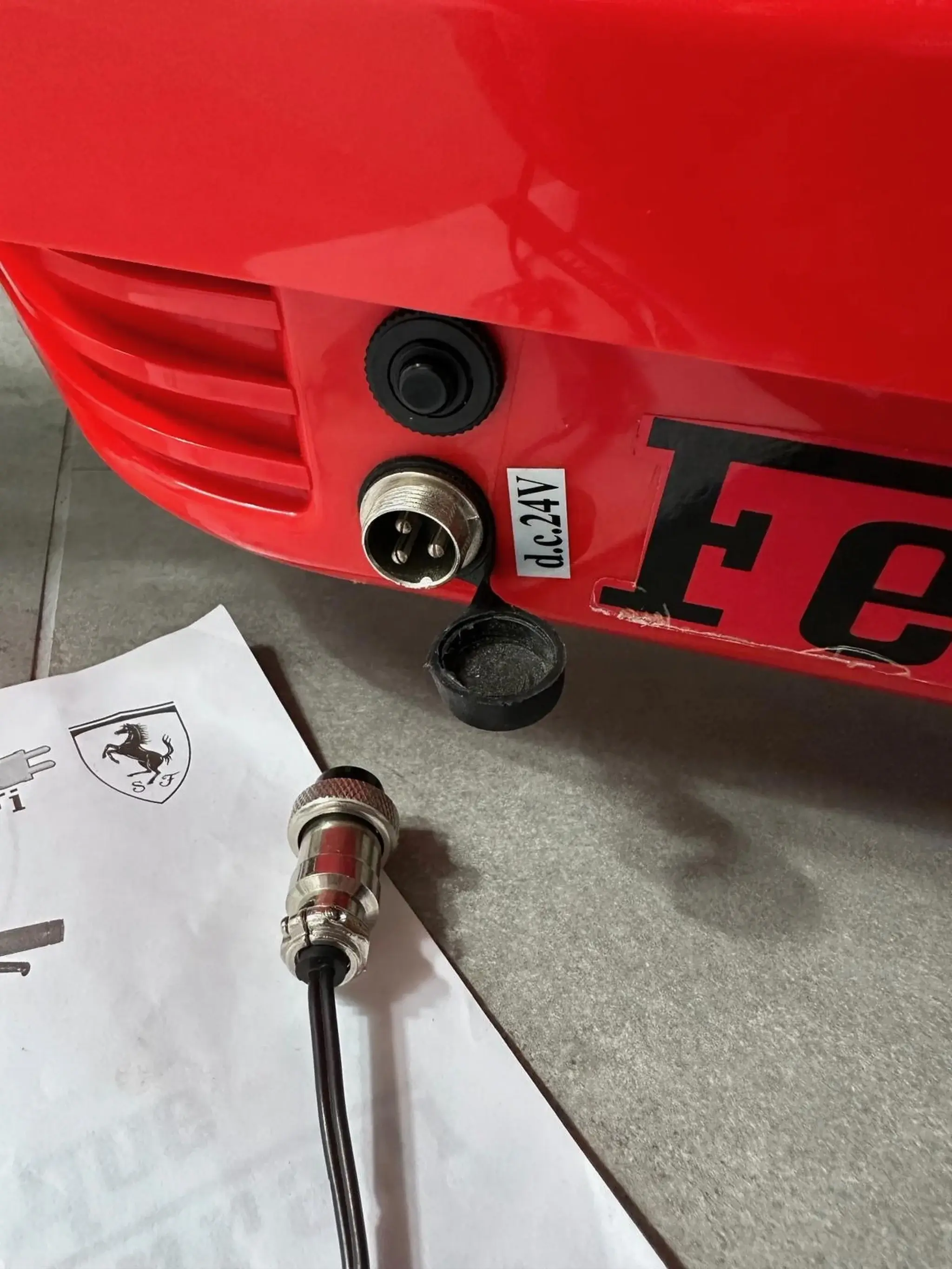 Trotinette électrique Ferrari Vintage – Années 90 – Pour Pièces Détachées / Non Fonctionnelle
