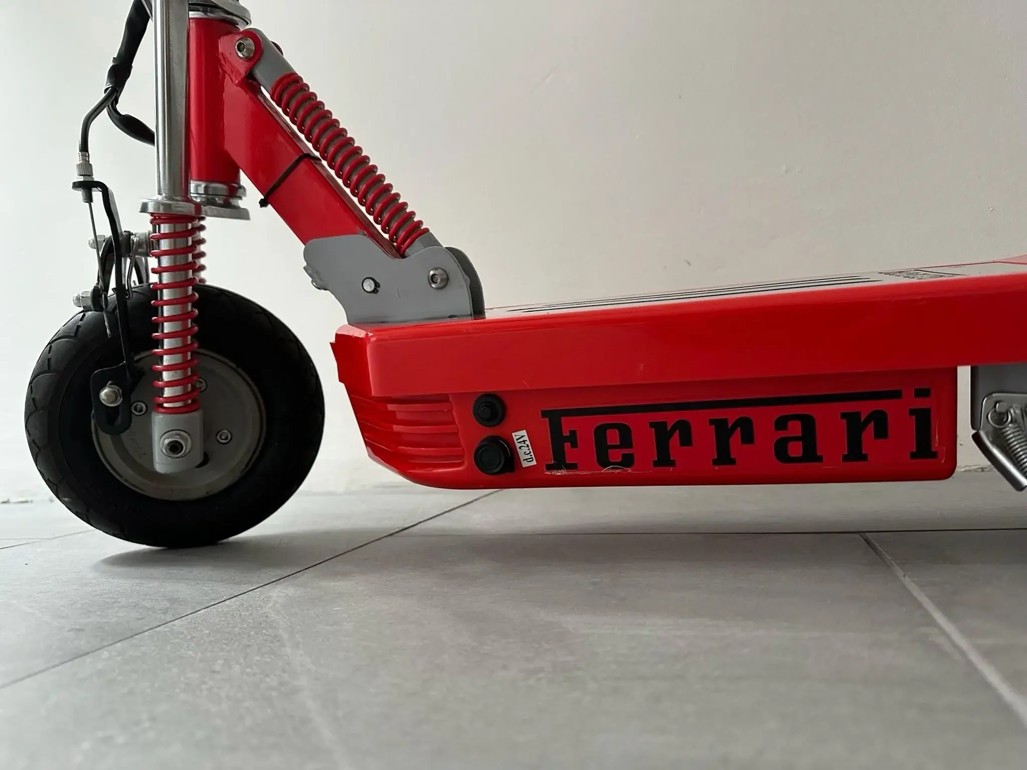 Trotinette électrique Ferrari Vintage – Années 90 – Pour Pièces Détachées / Non Fonctionnelle