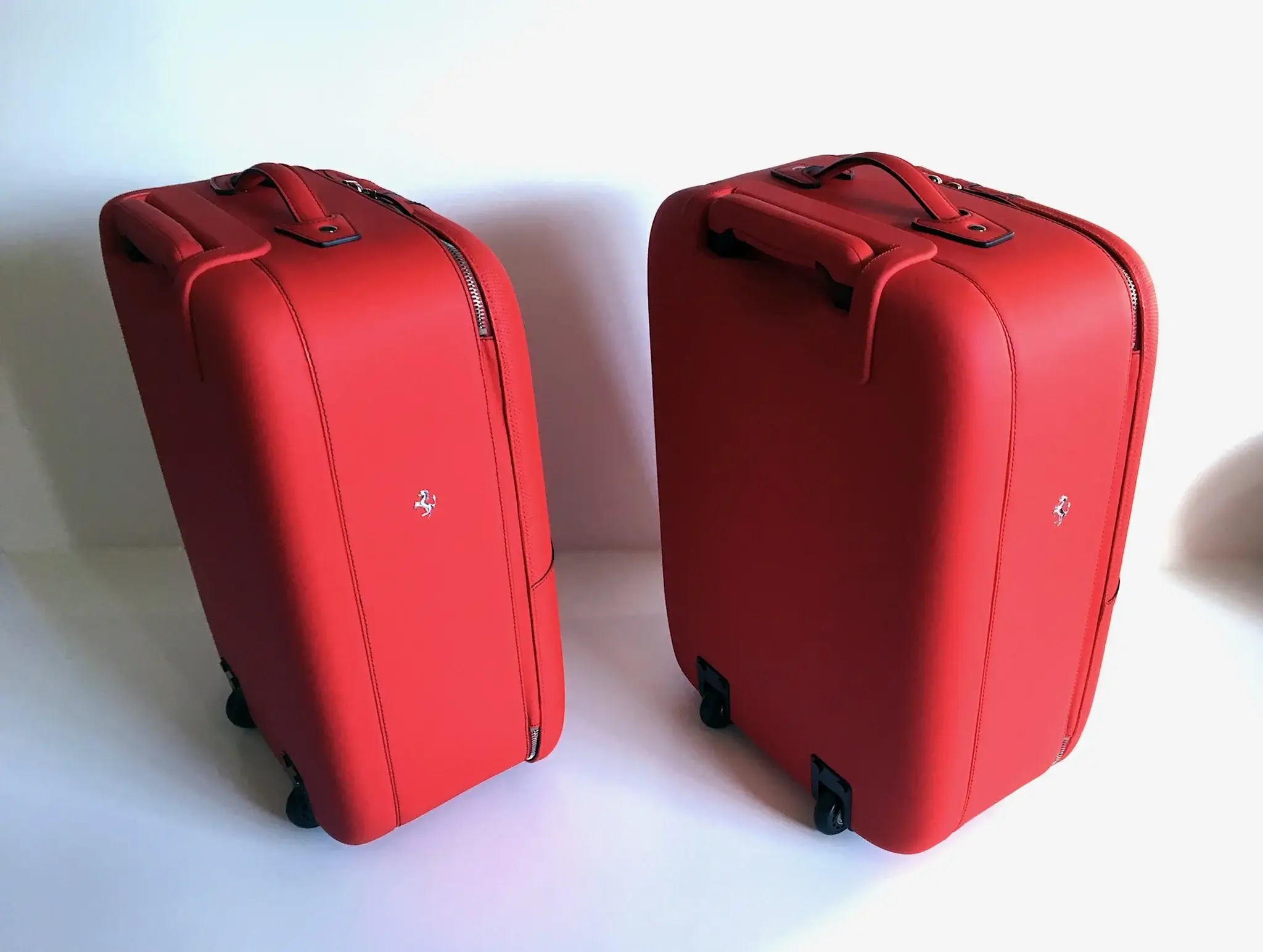 【奥上】Ferrari 赤バスセット MP: Ferrari 812 Superfast Four-Piece Luggage Set | PCARMARKET