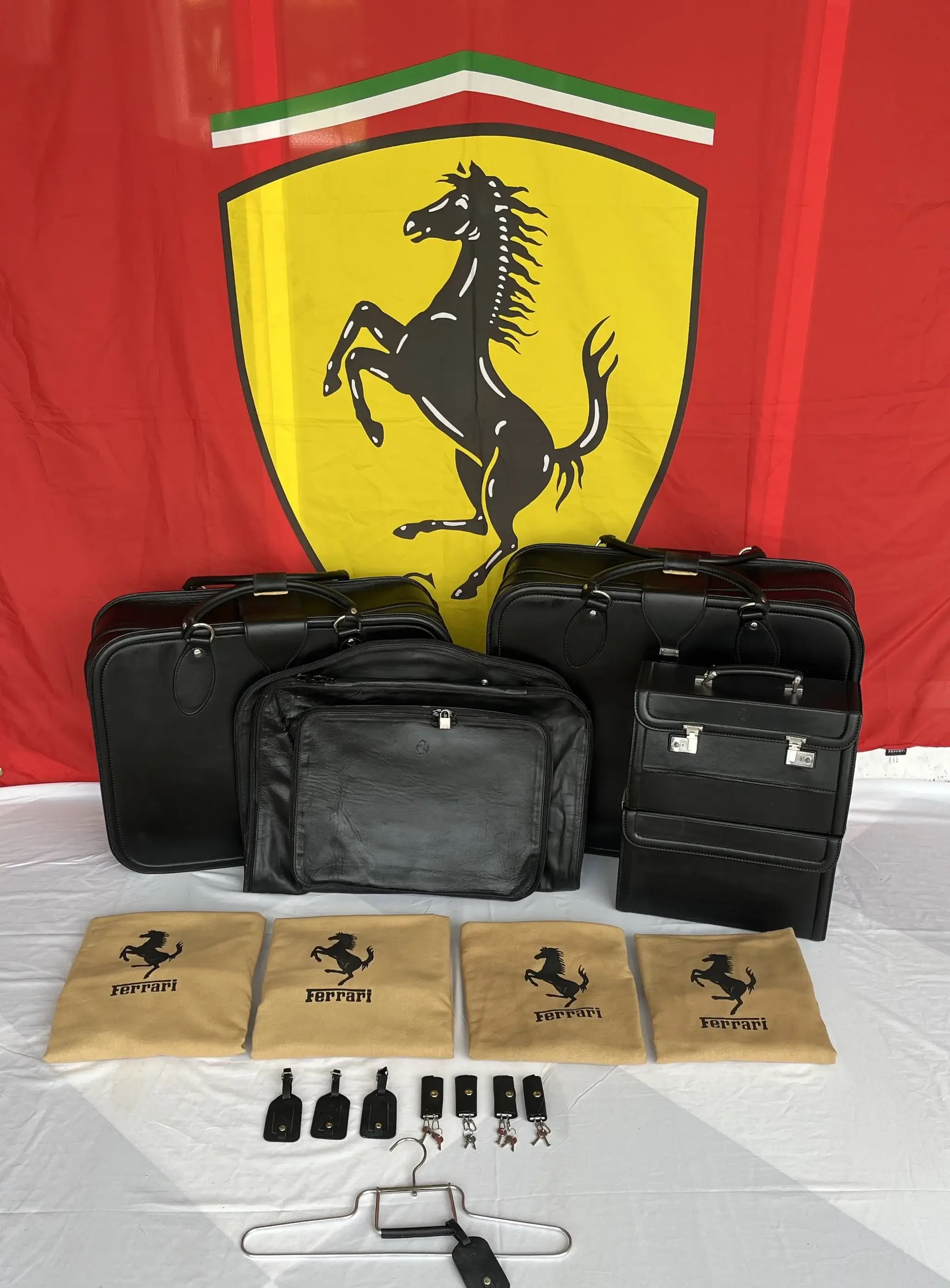 Ferrari スーツケース、バックセット MP: Five-Piece Ferrari 348 Luggage Set by Schedoni | PCARMARKET