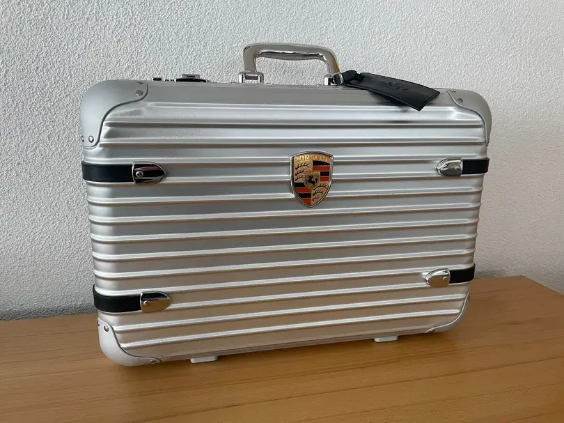 RIMOWA ＆ PORSCHE 旅行 ポーチ 印鑑ケース 貴重品入れ rimowa_suitcase-tiny-810x0.webp