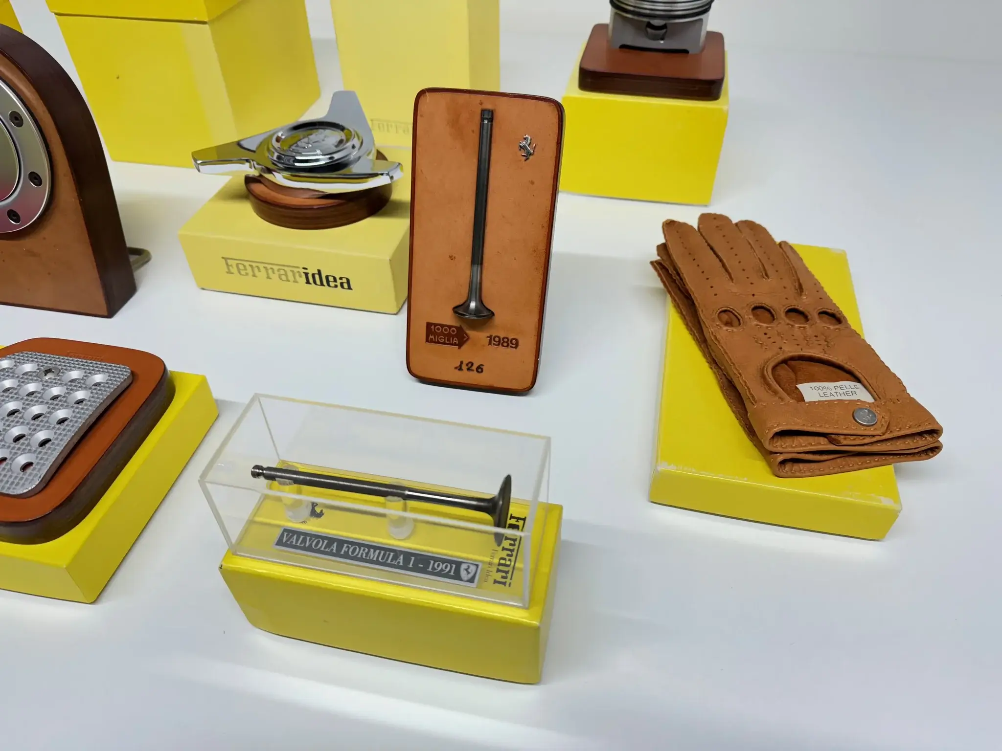 MP: Collection of Ferrari Decorative Accessories | PCARMARKET