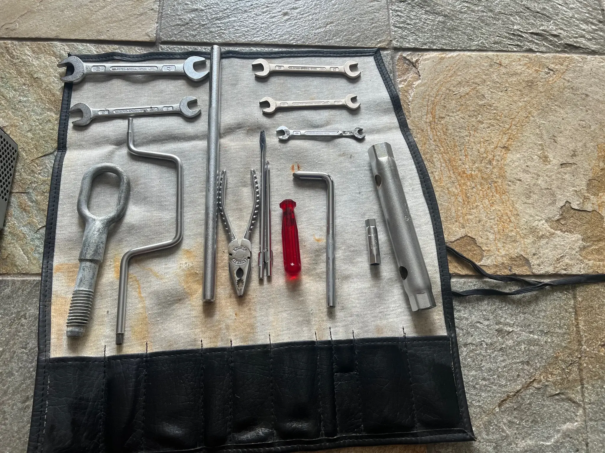 MP: Porsche 993 Factory Tool Kit and Radio | PCARMARKET