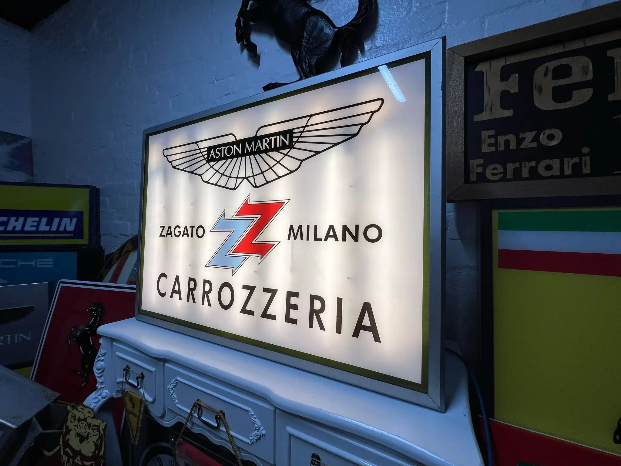 イタリア　ガススタンド看板　フィアット　マセラティ　アアトビアンキ MP: 2000s Aston Martin Zagato Carrozzeria Sign | PCARMARKET