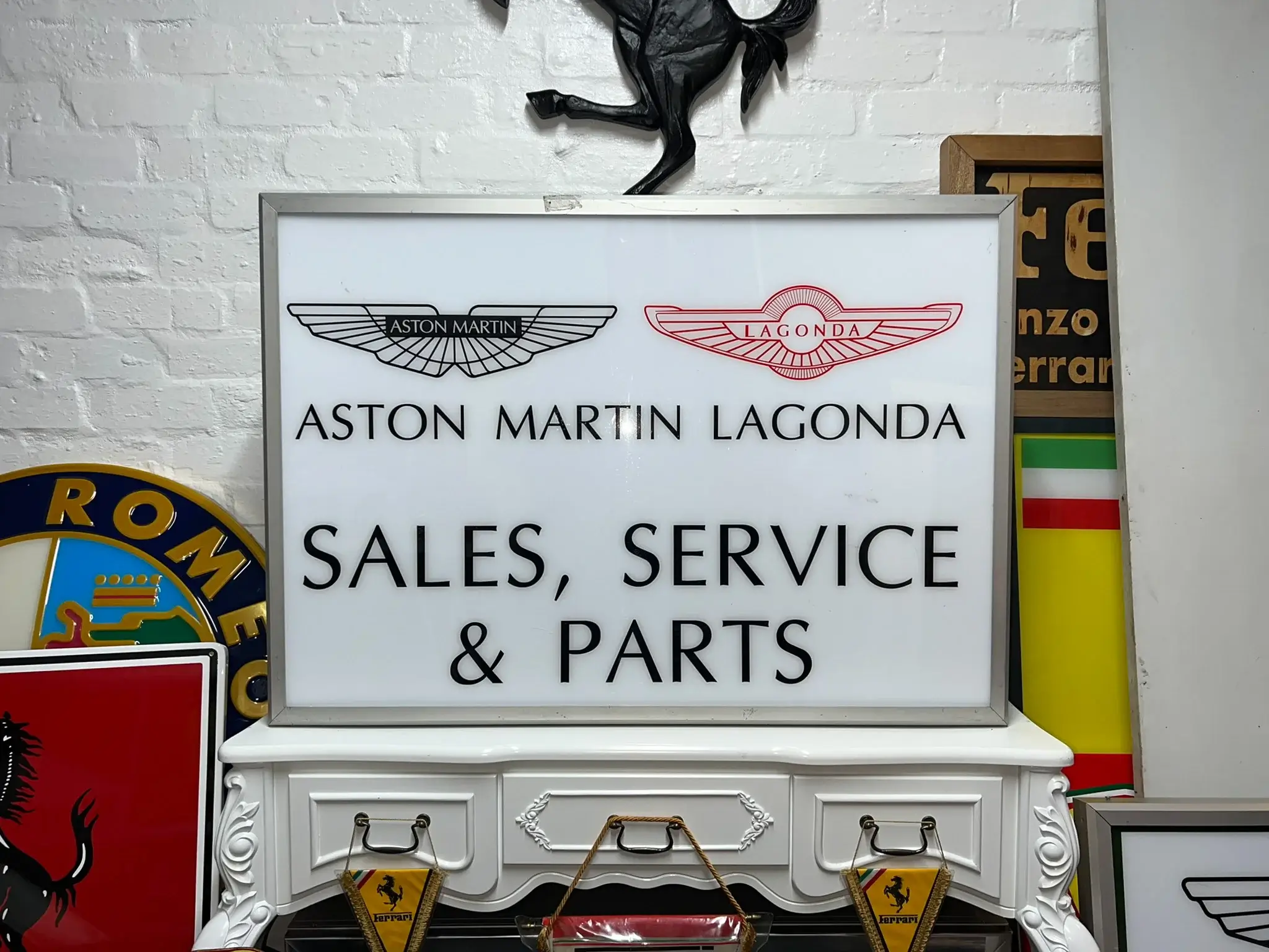 アストンマーティン・ラゴンダAston Martin Lagonda 両面看板 MP: Illuminated Aston Martin Lagonda Sign | PCARMARKET