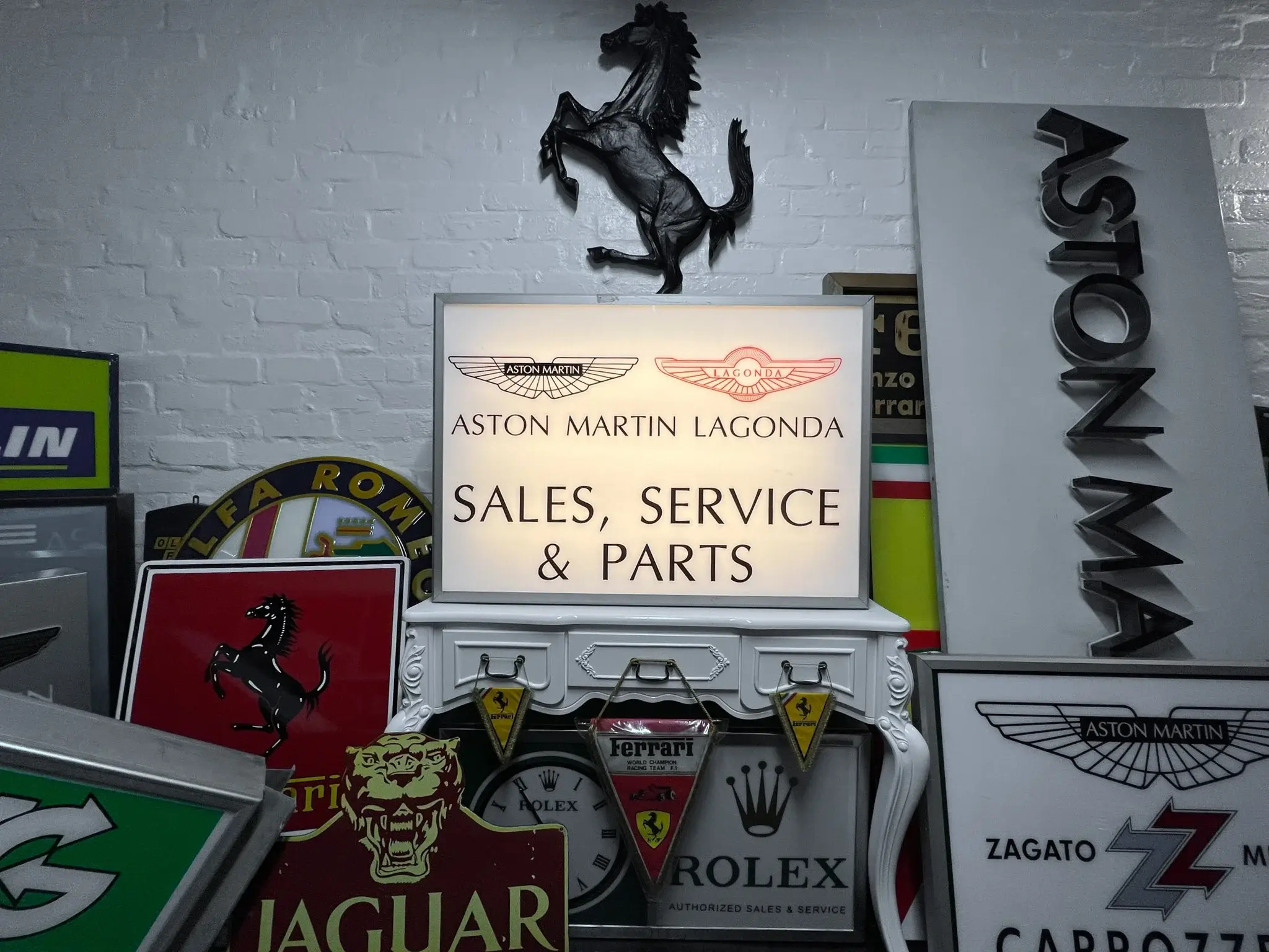 アストンマーティン・ラゴンダAston Martin Lagonda 両面看板 MP: Illuminated Aston Martin Lagonda Sign | PCARMARKET