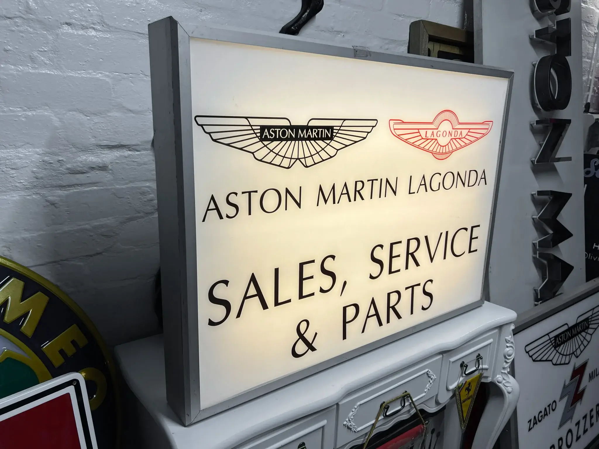アストンマーティン・ラゴンダAston Martin Lagonda 両面看板 MP: Illuminated Aston Martin Lagonda Sign | PCARMARKET