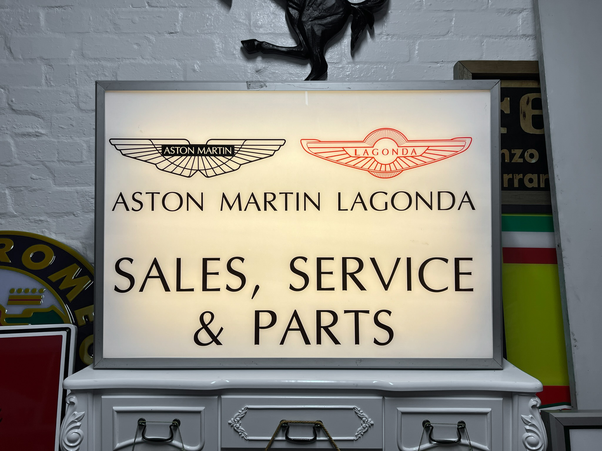 アストンマーティン・ラゴンダAston Martin Lagonda 両面看板 MP: Illuminated Aston Martin Lagonda Sign | PCARMARKET