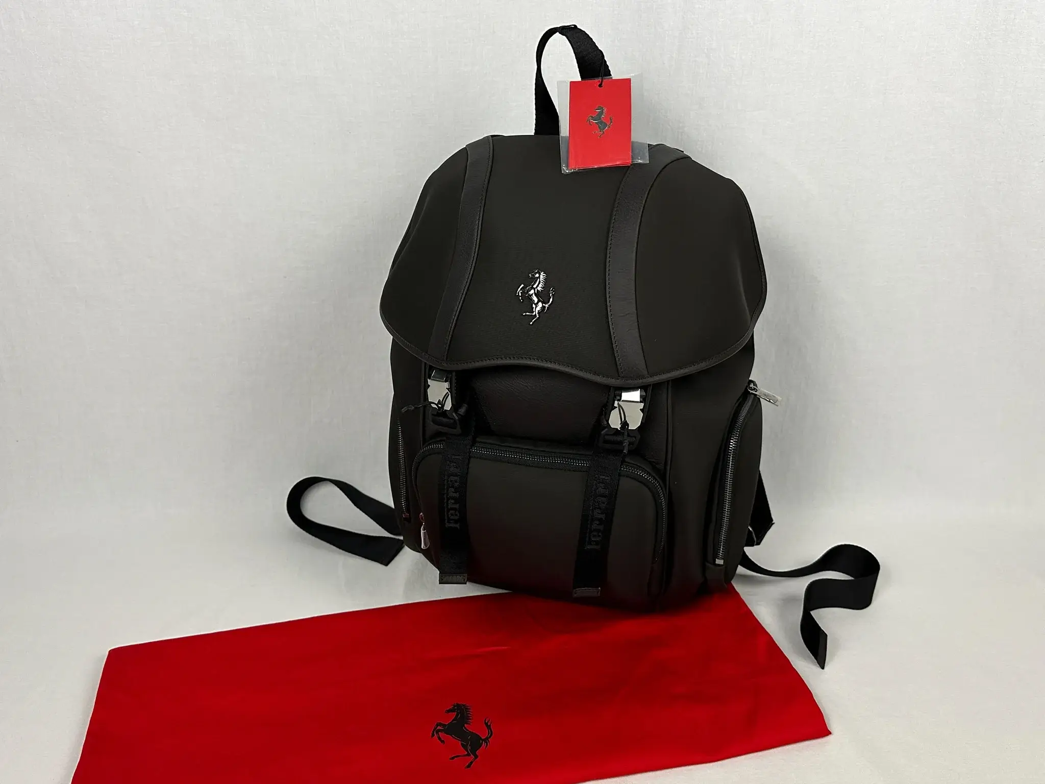 フェラーリロゴ入りバッグ Ferrari（フェラーリ） バッグ ロゴ ハンドバッグ かばん チャック SF