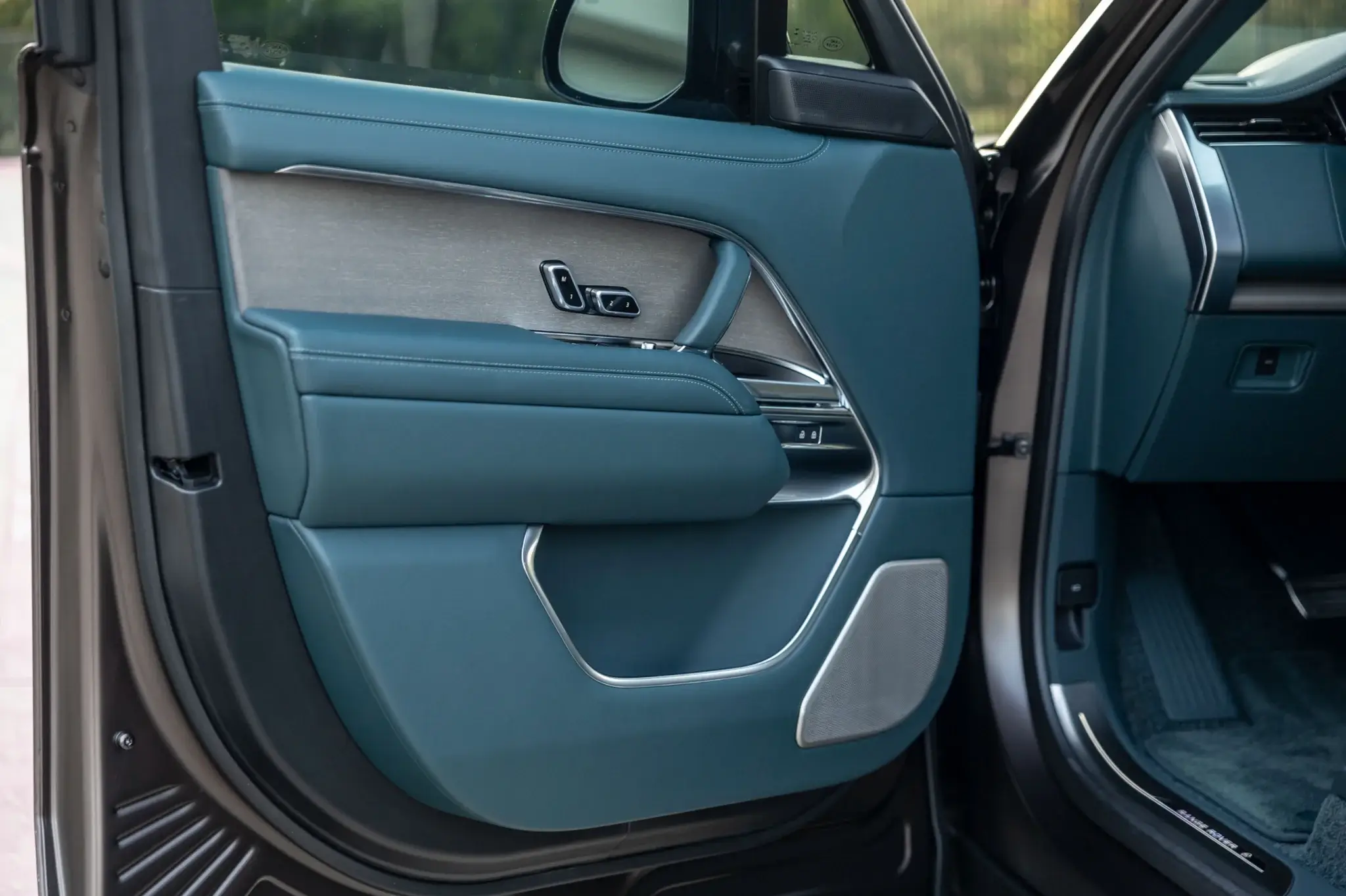 425-Mile 2025 Land Rover Range Rover SV Serenity | PCARMARKET