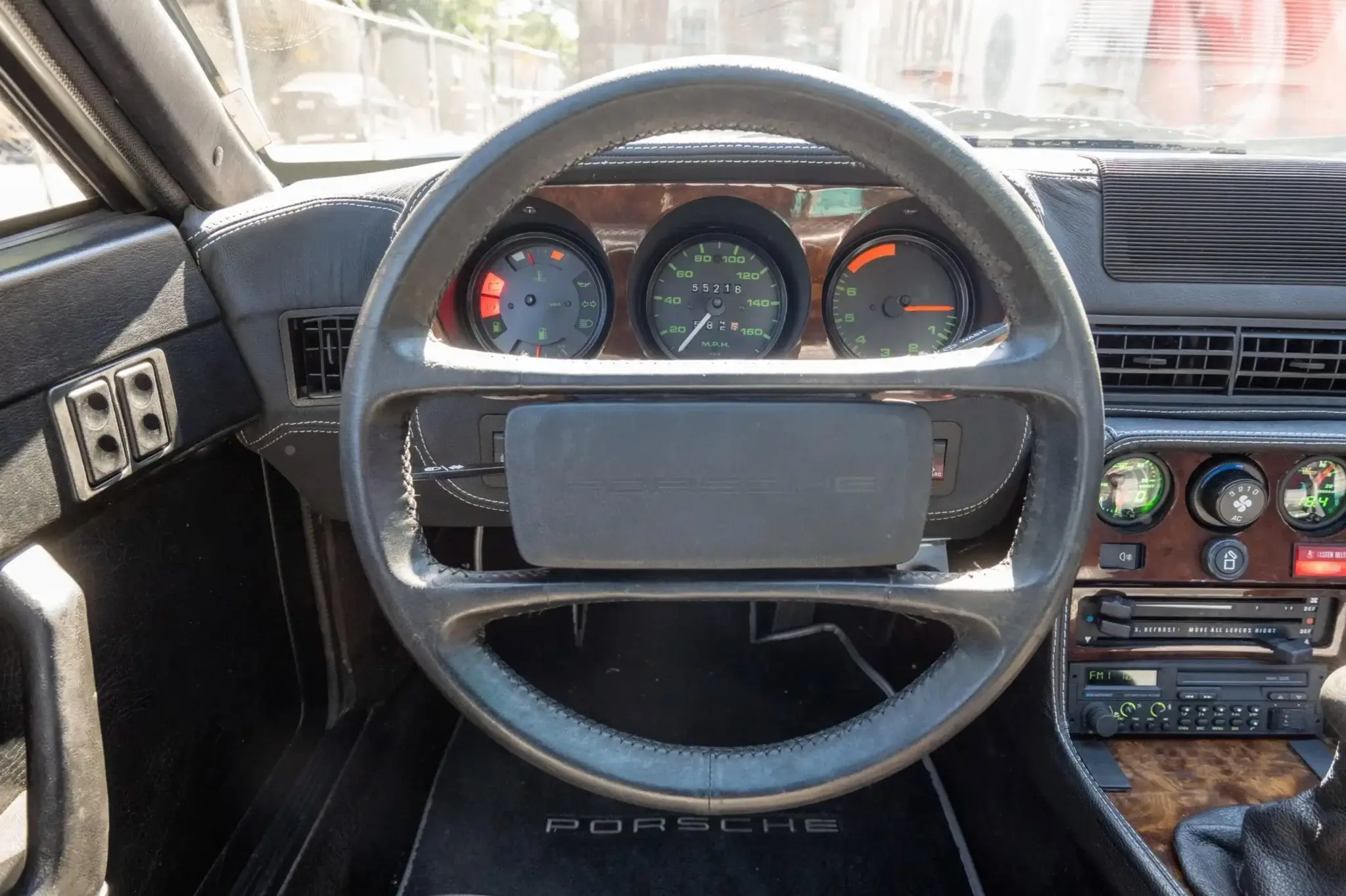 Porsche 924 blanc en horloge miniature | AUTO HORLOGE