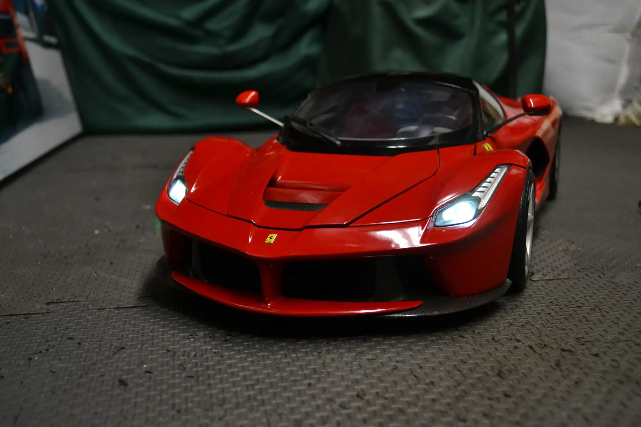 MP: 1:8 Scale DeAgostini Ferrari LaFerrari Model Car | PCARMARKET