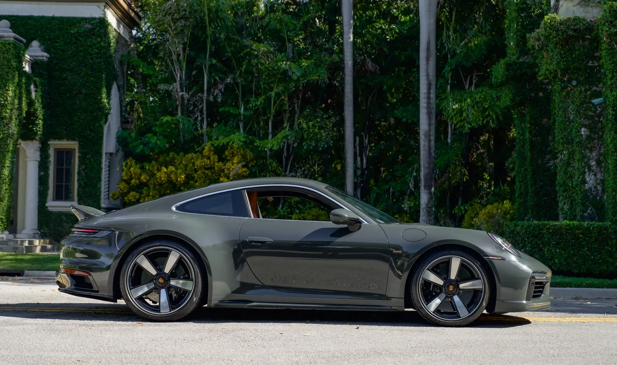 AMR ポルシェ　ターボ　シリアルナンバー　３２ 850-Mile PTS Slate Grey 2023 Porsche 911 Sport Classic | PCARMARKET