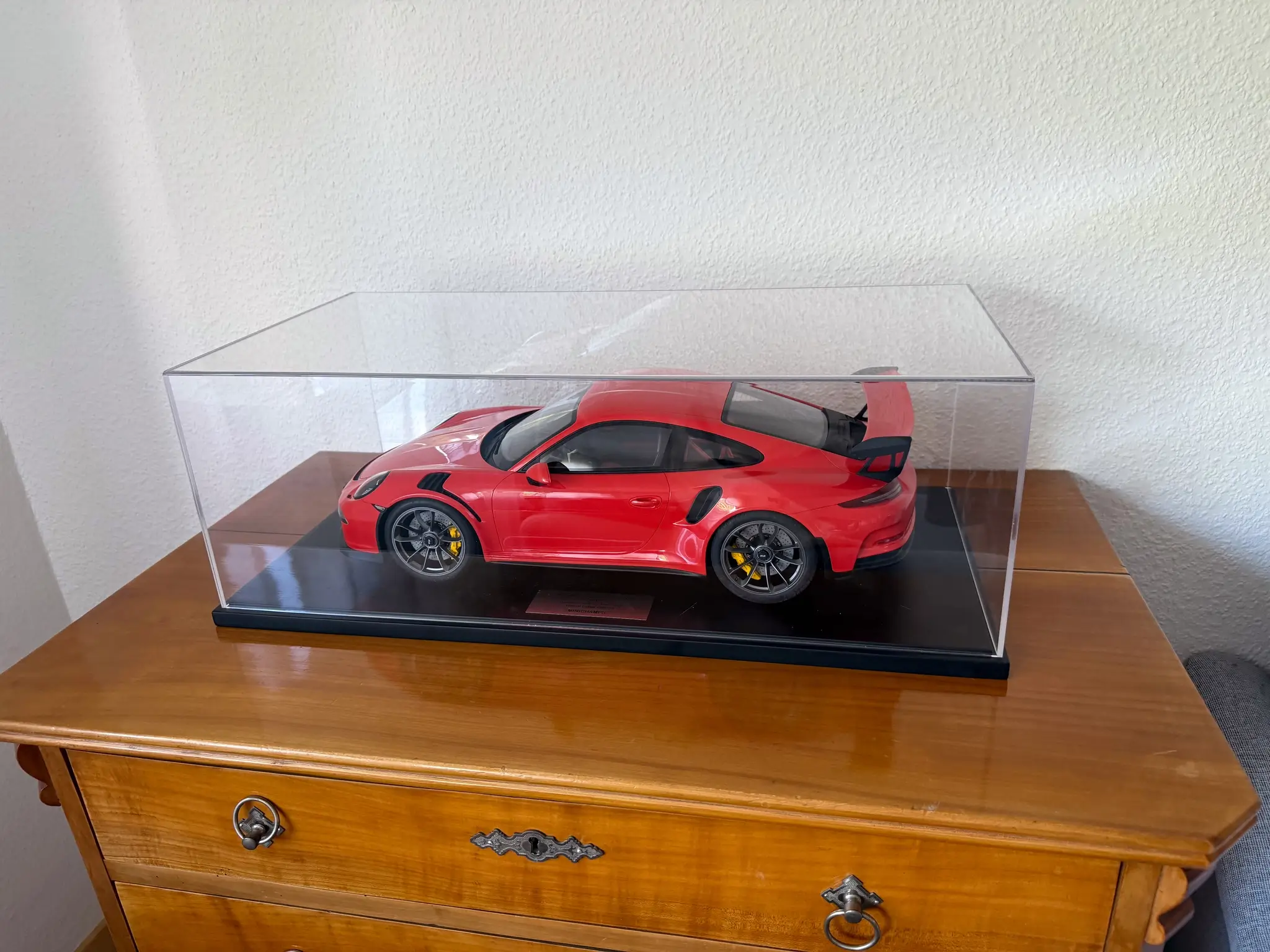 MarketPlace: Minichamps Porsche 911 991.1 GT3RS Lava Orange 1:8
