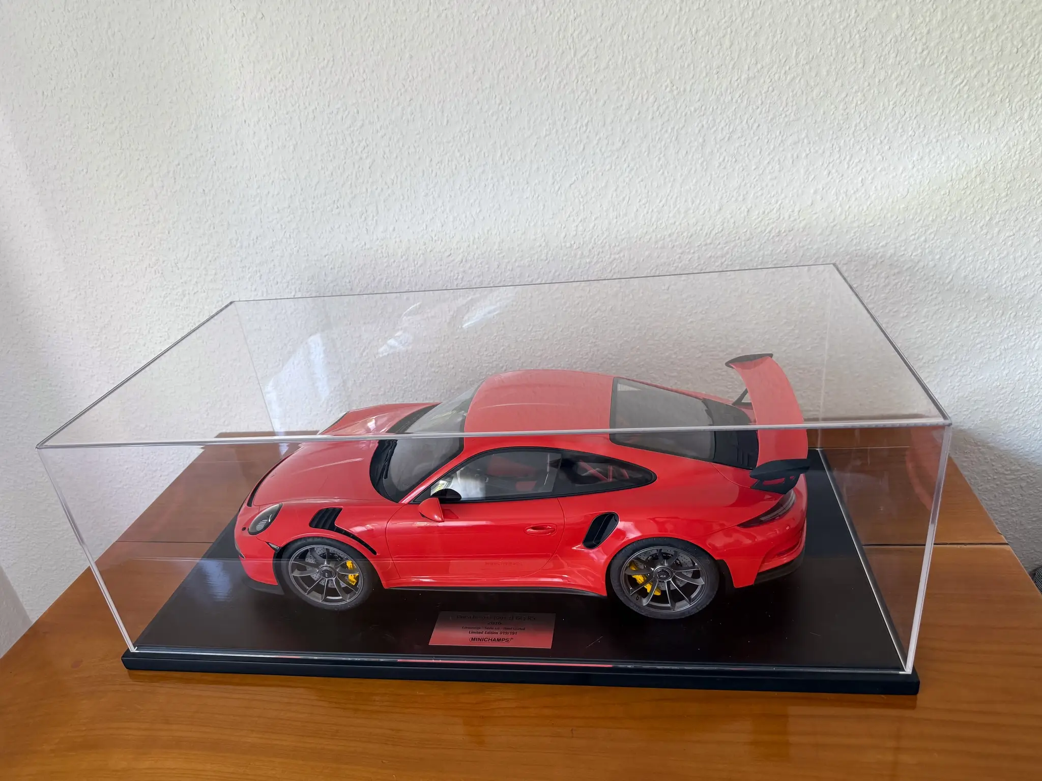 MarketPlace: Minichamps Porsche 911 991.1 GT3RS Lava Orange 1:8