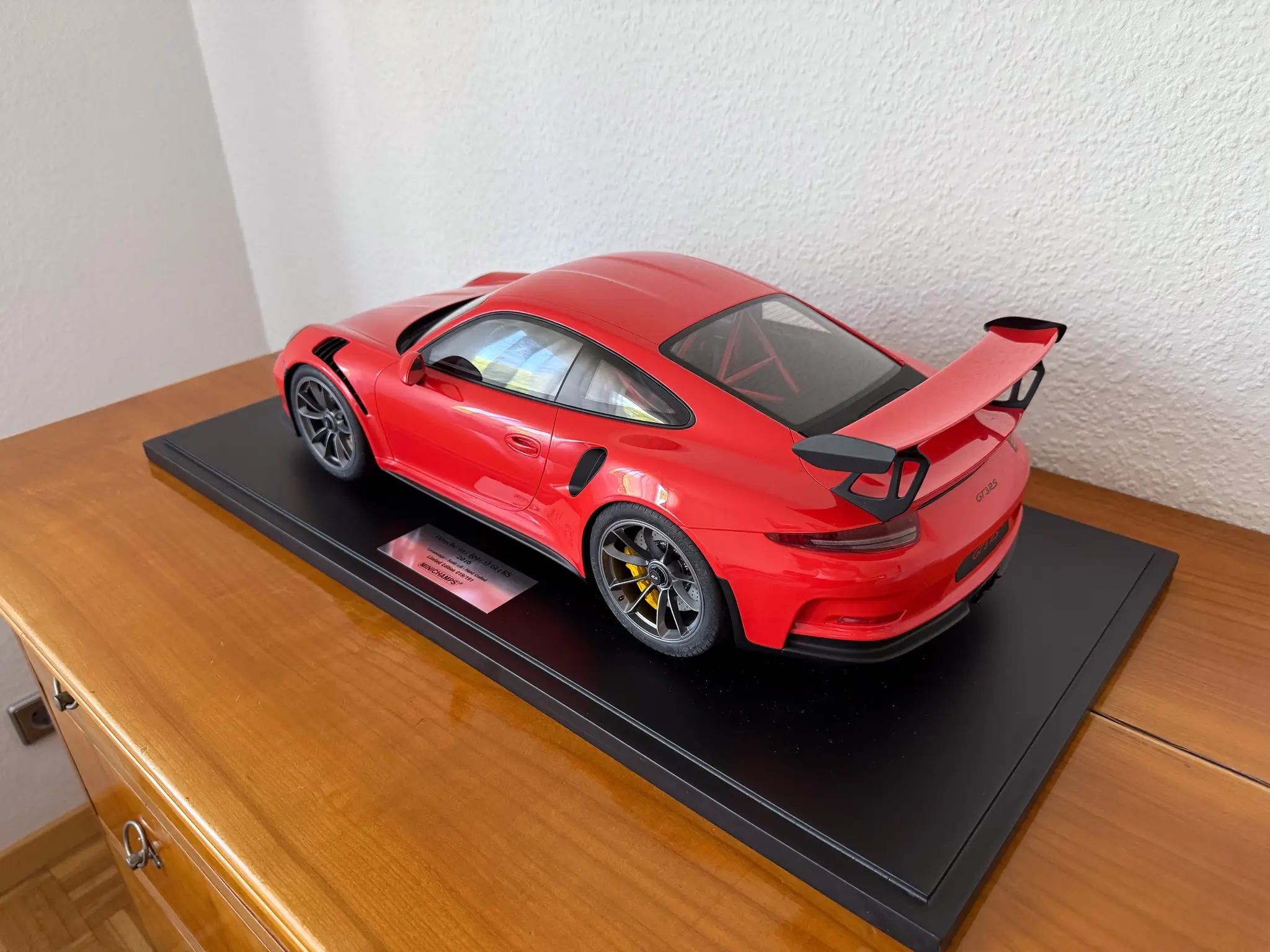MarketPlace: Minichamps Porsche 911 991.1 GT3RS Lava Orange 1:8