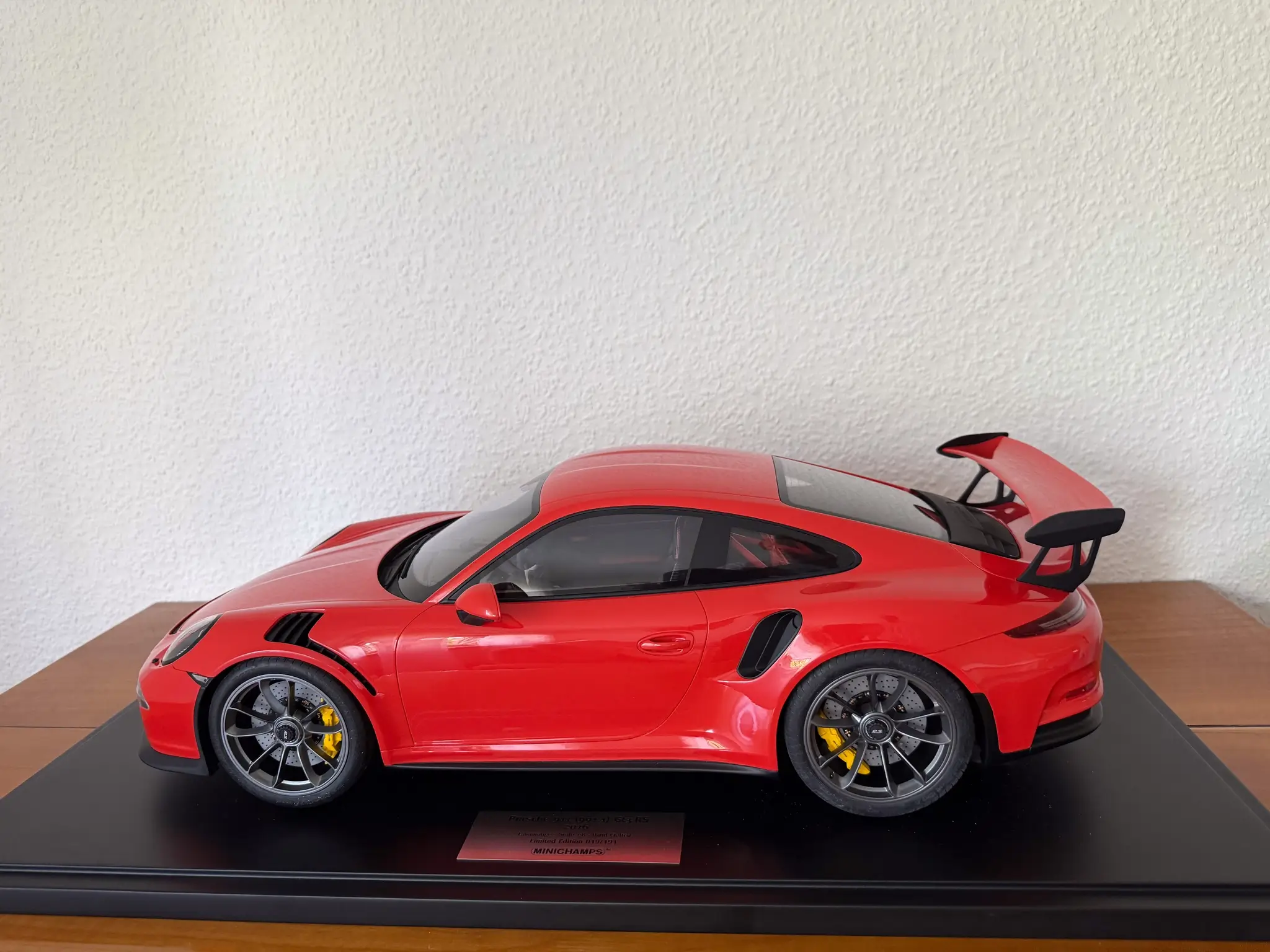 MarketPlace: Minichamps Porsche 911 991.1 GT3RS Lava Orange 1:8