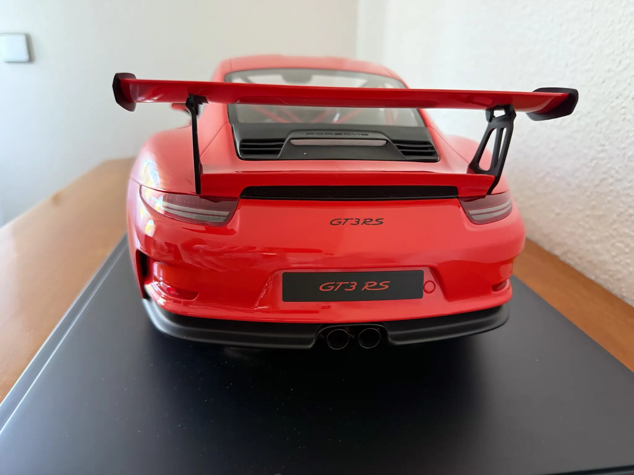 MarketPlace: Minichamps Porsche 911 991.1 GT3RS Lava Orange 1:8