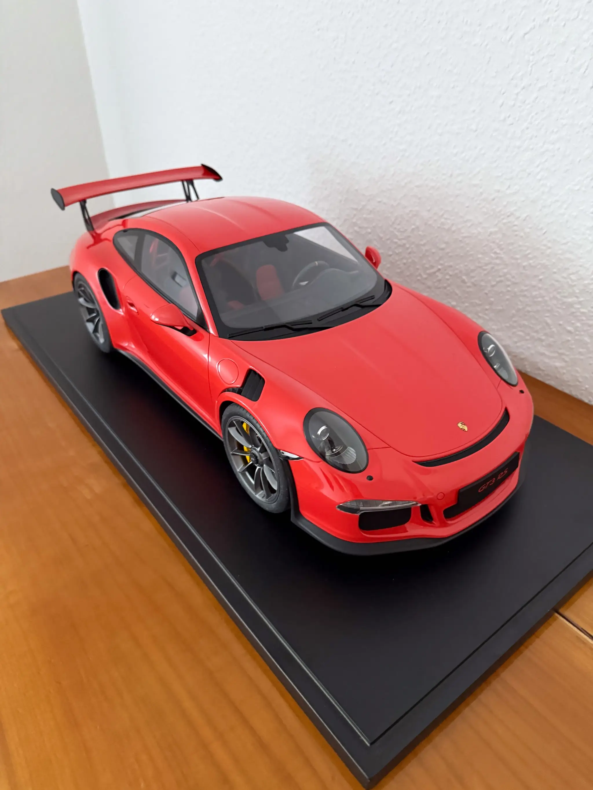 MarketPlace: Minichamps Porsche 911 991.1 GT3RS Lava Orange 1:8