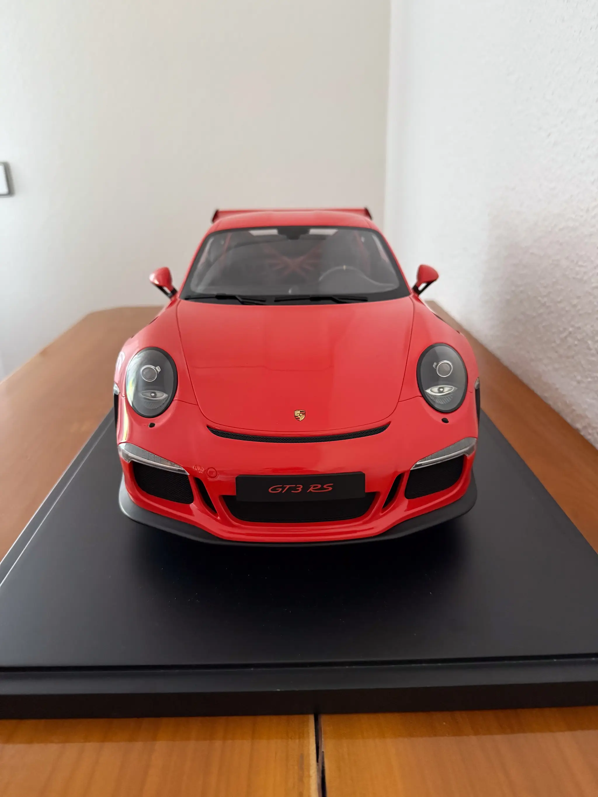 MarketPlace: Minichamps Porsche 911 991.1 GT3RS Lava Orange 1:8