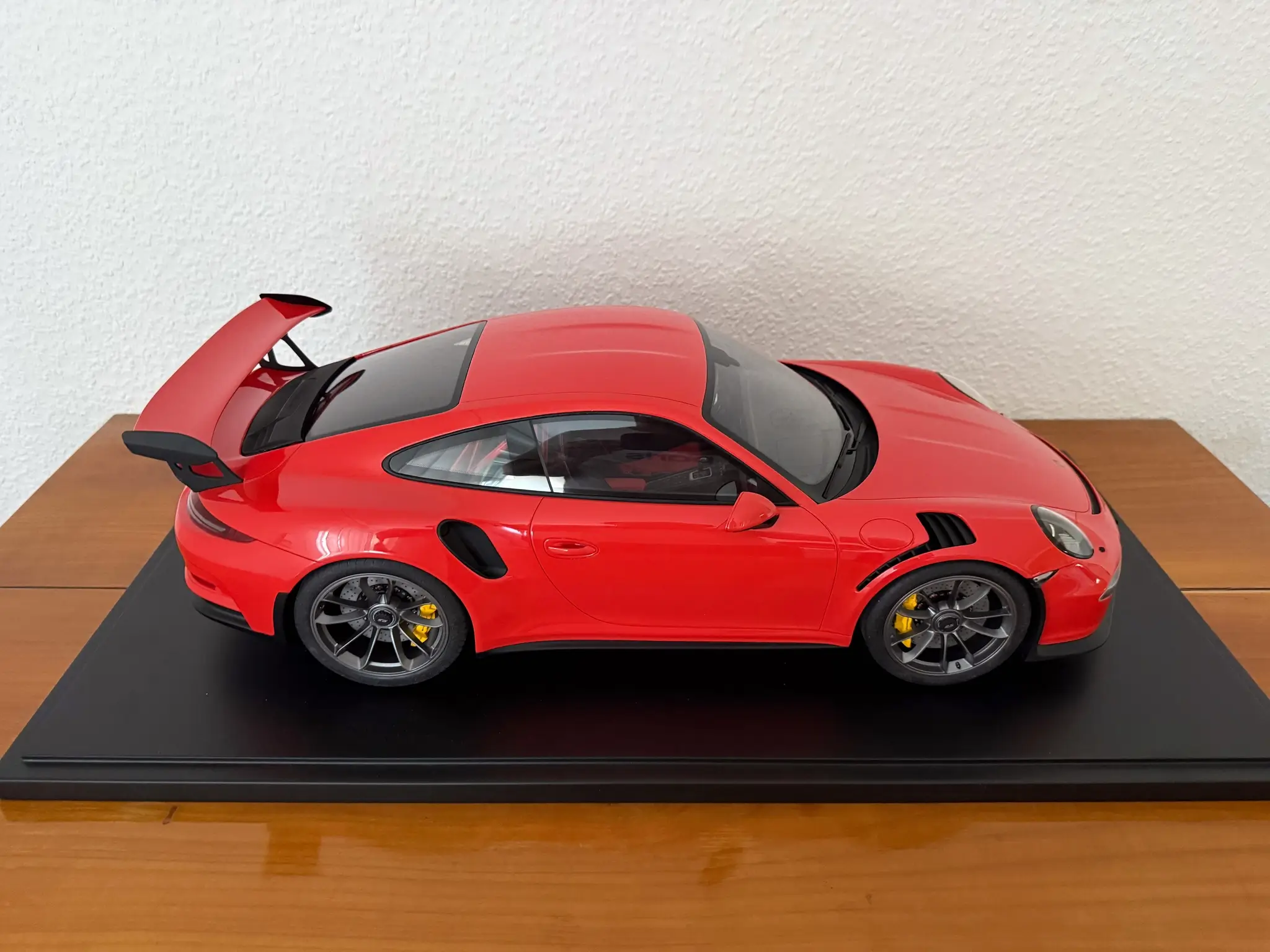 MarketPlace: Minichamps Porsche 911 991.1 GT3RS Lava Orange 1:8