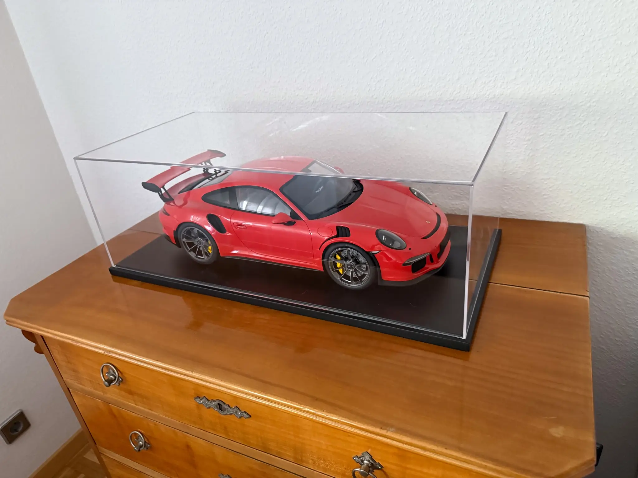 MarketPlace: Minichamps Porsche 911 991.1 GT3RS Lava Orange 1:8