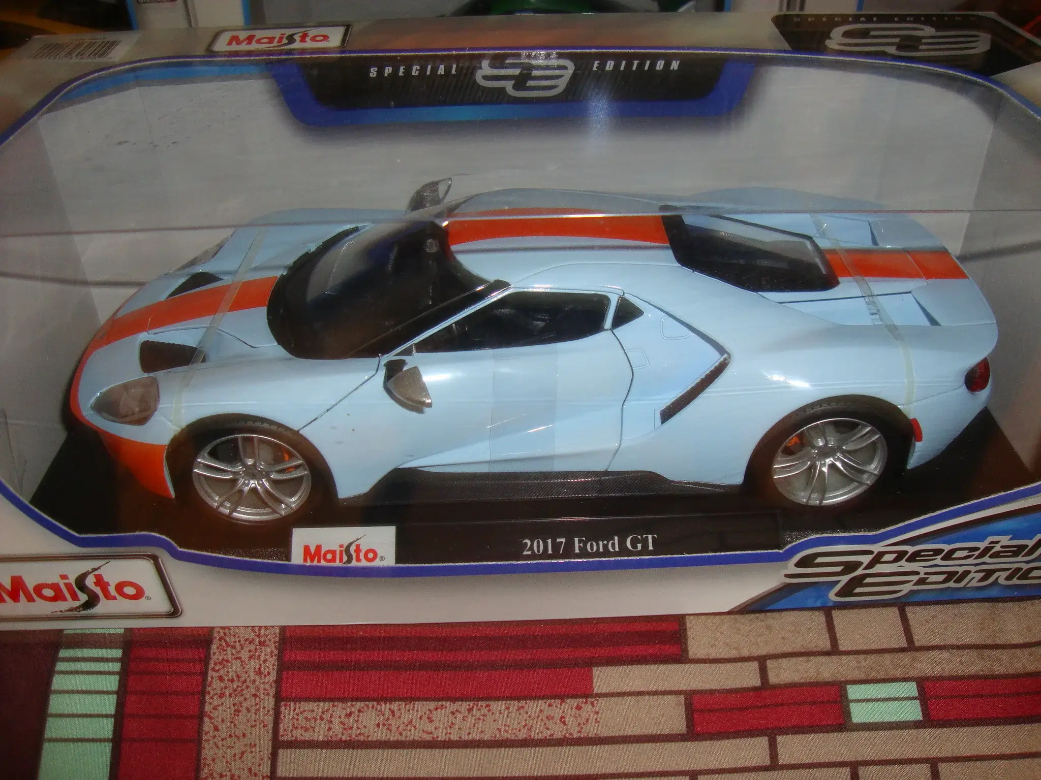 MP: 16 1:18 Scale Maisto Models (Porsche, Ford GT, Corvette