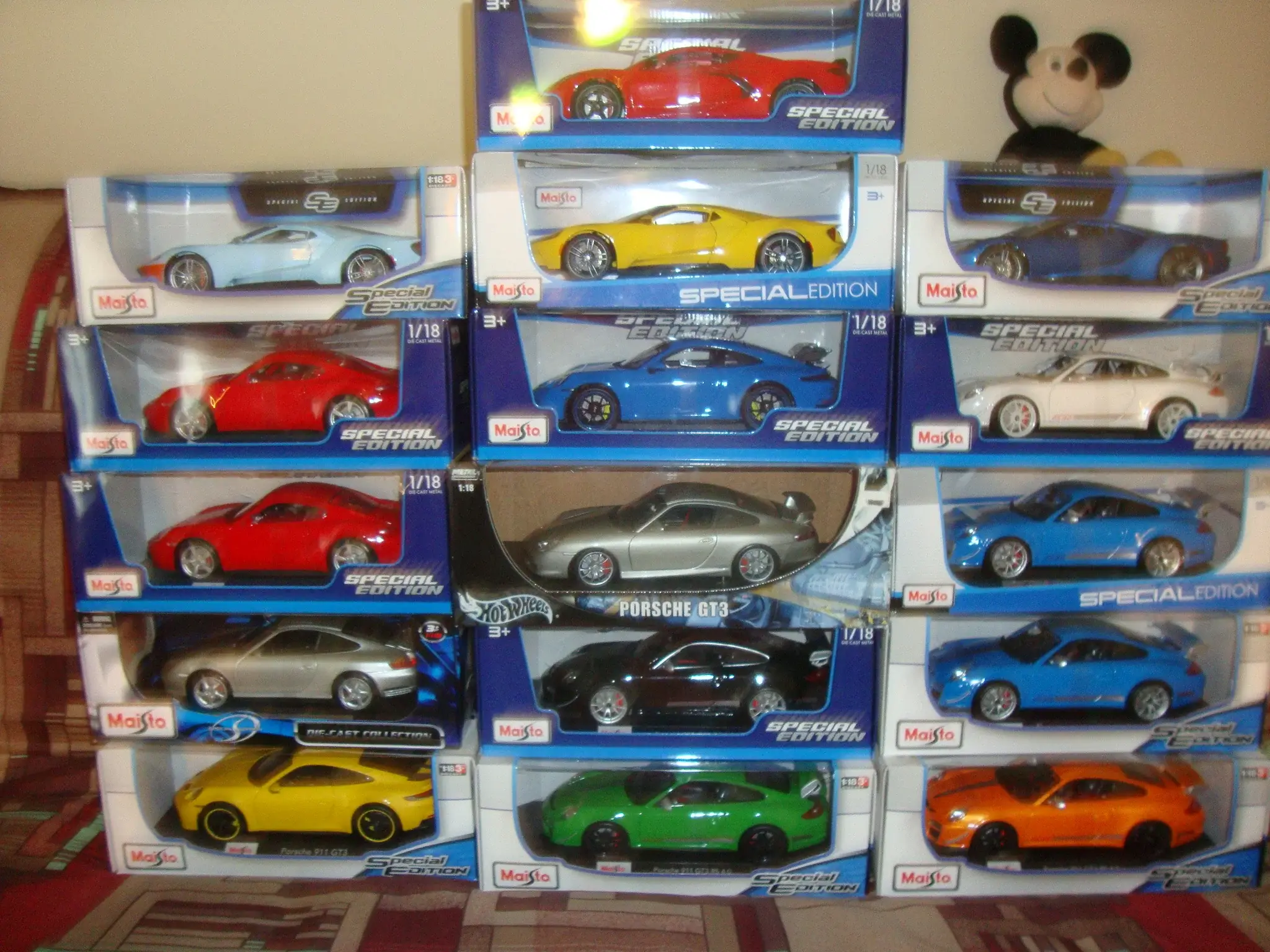 MP: 16 1:18 Scale Maisto Models (Porsche, Ford GT, Corvette