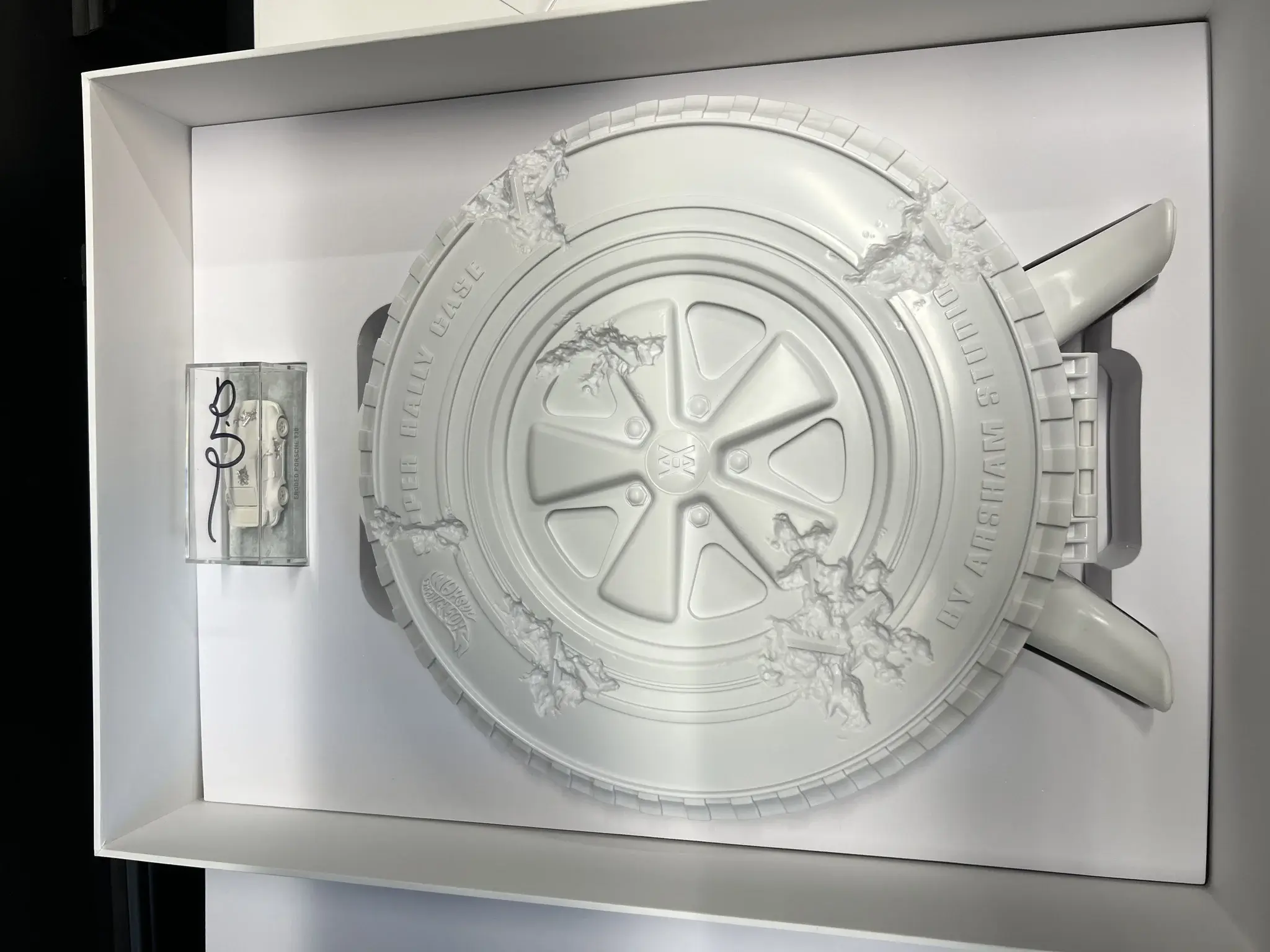 Hot Wheels X Daniel Arsham – Eroded Porsche 930 And Rally Case – Précommande
